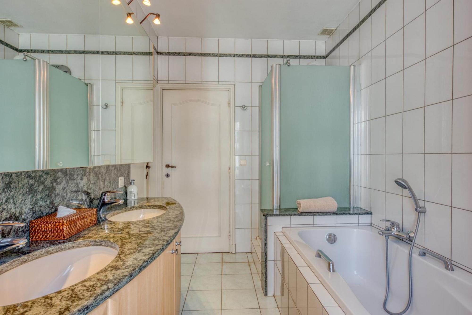 Belle Maison Bourgeoise Partagee De 4 Logements Liege Luaran gambar